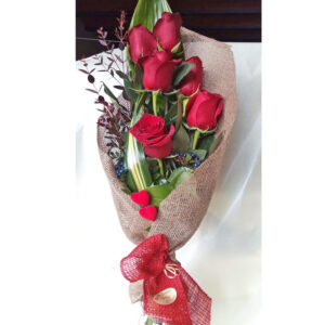 6 rosas rojas extras envueltas en saco